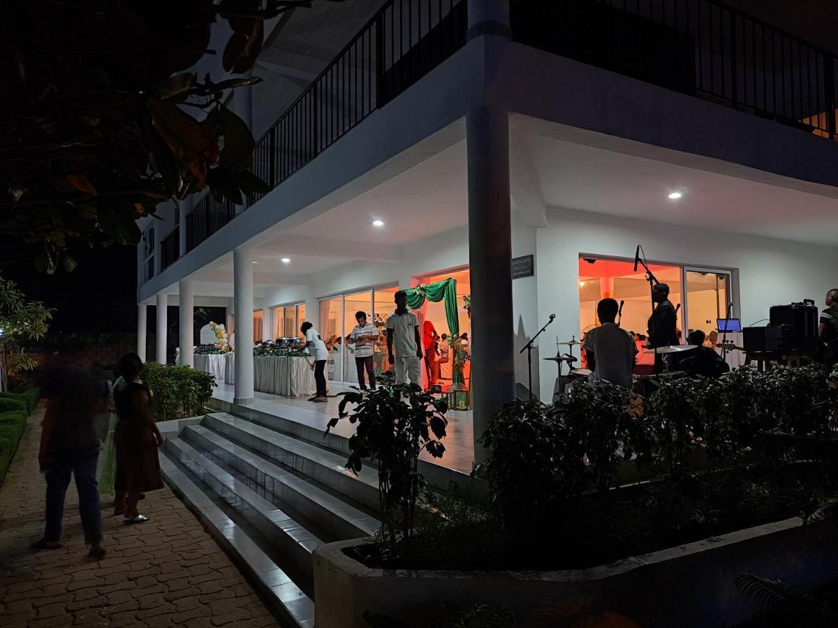Aux 2 Metis Hotel Toliara Exterior foto
